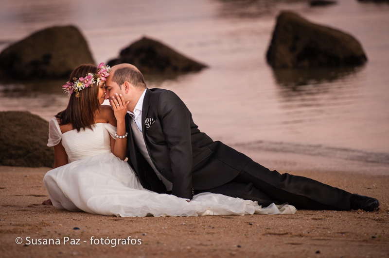 Postboda en la playa con luna. A Coruña. Susana Paz - fotógrafos