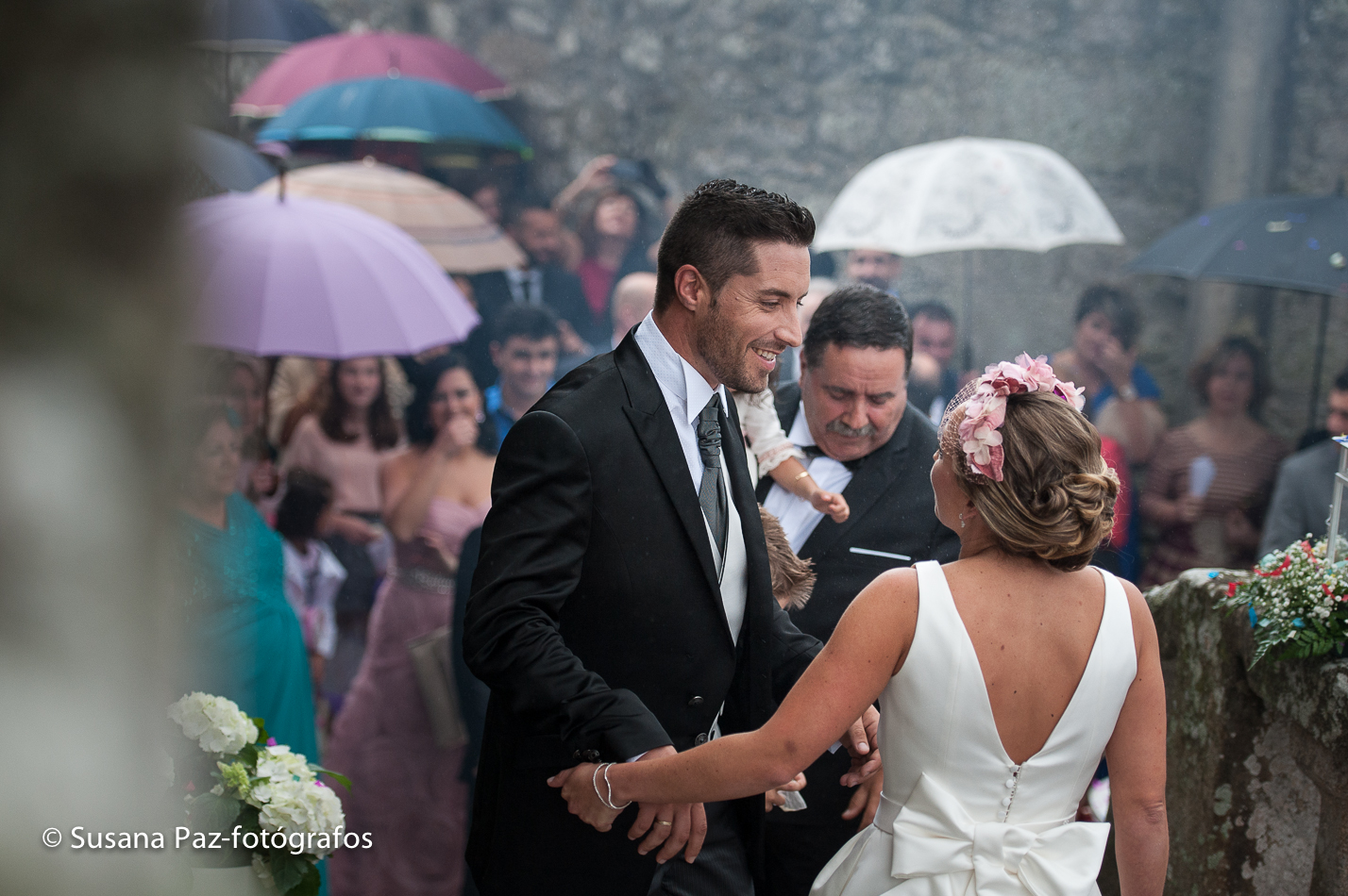 Boda-Iglesia-San-Tirso-de-Cando-fotos-reales-25 Las bodas en Pazo do Tambre son preciosas. fotos de Susana Paz | Fotógrafos de boda en Santiago de Compostela.