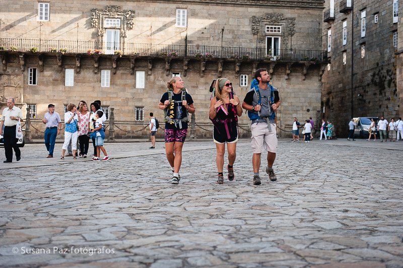 Peregrinos de Boda en Santiago de Compostela. Fotos de la llegada a Santiago como peregrinos de María y Andrew unos días antes de su boda en la Corticela de la Catedral de Santiago.