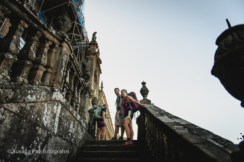 Peregrinos de Boda en Santiago de Compostela. Fotos de la llegada a Santiago como peregrinos de María y Andrew unos días antes de su boda en la Corticela de la Catedral de Santiago.