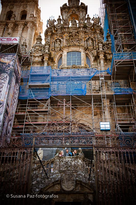 Peregrinos de Boda en Santiago de Compostela. Fotos de la llegada a Santiago como peregrinos de María y Andrew unos días antes de su boda en la Corticela de la Catedral de Santiago.