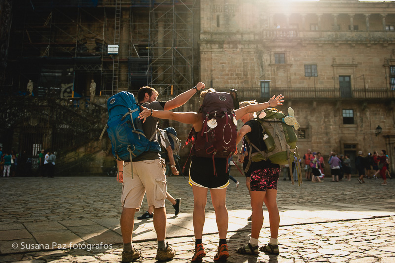 Peregrinos de Boda en Santiago de Compostela. Fotos de la llegada a Santiago como peregrinos de María y Andrew unos días antes de su boda en la Corticela de la Catedral de Santiago.