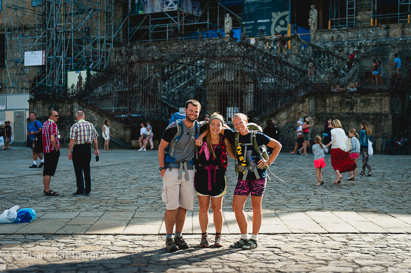 Peregrinos de Boda en Santiago de Compostela. Fotos de la llegada a Santiago como peregrinos de María y Andrew unos días antes de su boda en la Corticela de la Catedral de Santiago.