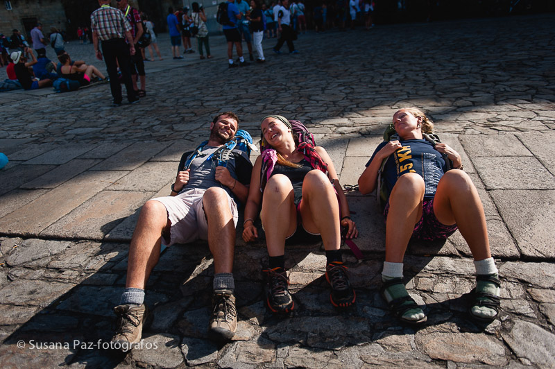 Peregrinos de Boda en Santiago de Compostela. Fotos de la llegada a Santiago como peregrinos de María y Andrew unos días antes de su boda en la Corticela de la Catedral de Santiago.