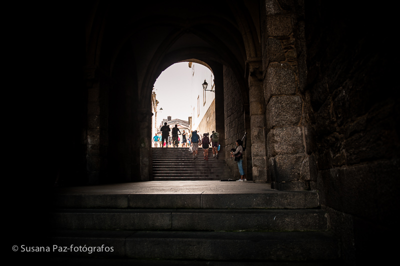 Peregrinos de Boda en Santiago de Compostela. Fotos de la llegada a Santiago como peregrinos de María y Andrew unos días antes de su boda en la Corticela de la Catedral de Santiago.