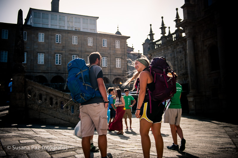 Peregrinos de Boda en Santiago de Compostela. Fotos de la llegada a Santiago como peregrinos de María y Andrew unos días antes de su boda en la Corticela de la Catedral de Santiago.