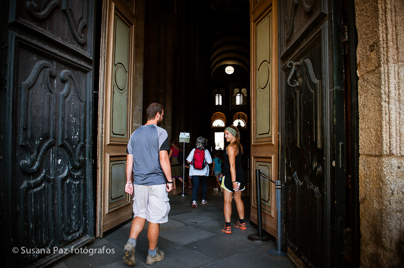 Peregrinos de Boda en Santiago de Compostela. Fotos de la llegada a Santiago como peregrinos de María y Andrew unos días antes de su boda en la Corticela de la Catedral de Santiago.