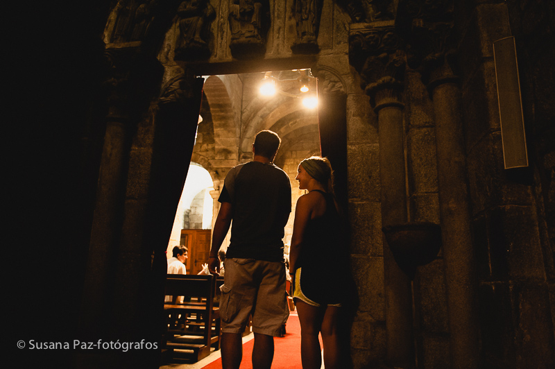 Peregrinos de Boda en Santiago de Compostela. Fotos de la llegada a Santiago como peregrinos de María y Andrew unos días antes de su boda en la Corticela de la Catedral de Santiago.