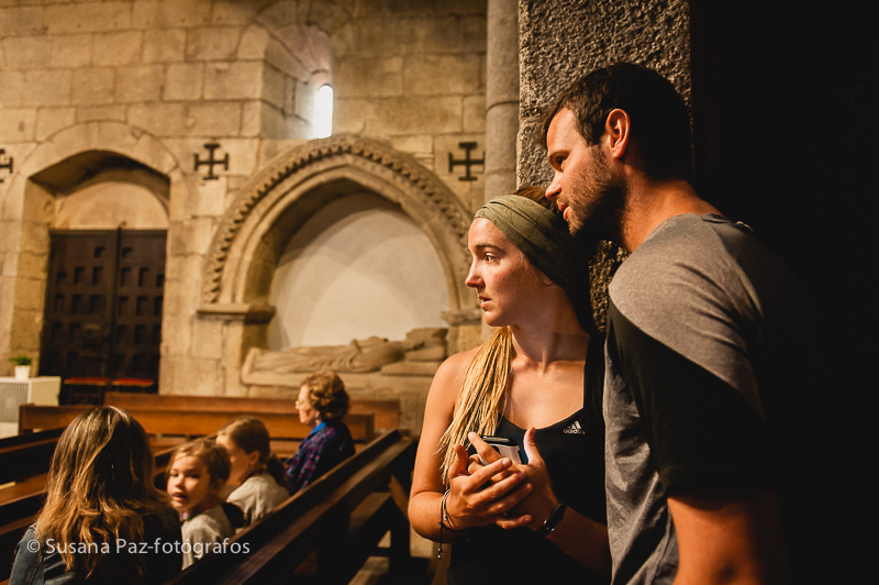 Peregrinos de Boda en Santiago de Compostela. Fotos de la llegada a Santiago como peregrinos de María y Andrew unos días antes de su boda en la Corticela de la Catedral de Santiago.
