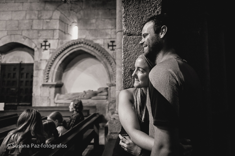 Peregrinos de Boda en Santiago de Compostela. Fotos de la llegada a Santiago como peregrinos de María y Andrew unos días antes de su boda en la Corticela de la Catedral de Santiago.