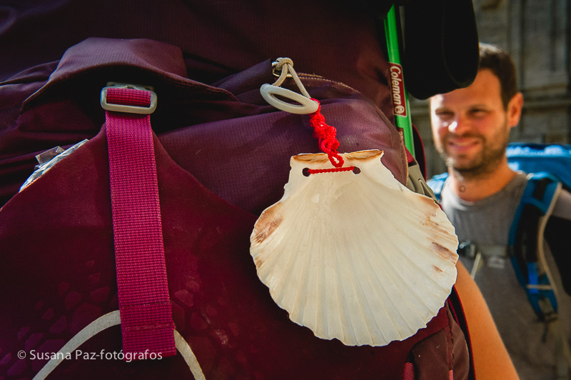 Peregrinos de Boda en Santiago de Compostela. Fotos de la llegada a Santiago como peregrinos de María y Andrew unos días antes de su boda en la Corticela de la Catedral de Santiago.
