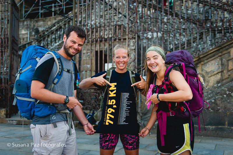 Peregrinos de Boda en Santiago de Compostela. Fotos de la llegada a Santiago como peregrinos de María y Andrew unos días antes de su boda en la Corticela de la Catedral de Santiago.