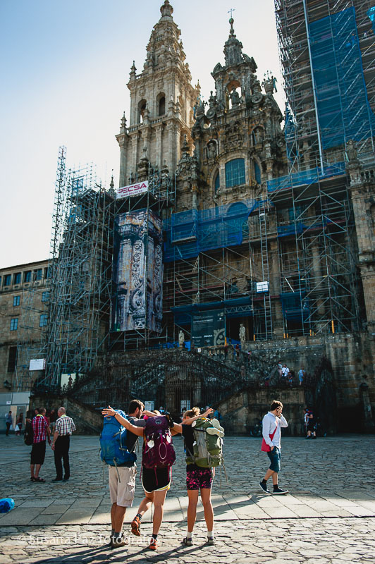 Peregrinos de Boda en Santiago de Compostela. Fotos de la llegada a Santiago como peregrinos de María y Andrew unos días antes de su boda en la Corticela de la Catedral de Santiago.
