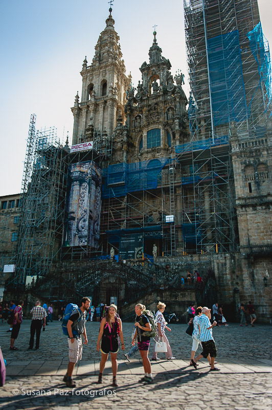 Peregrinos de Boda en Santiago de Compostela. Fotos de la llegada a Santiago como peregrinos de María y Andrew unos días antes de su boda en la Corticela de la Catedral de Santiago.