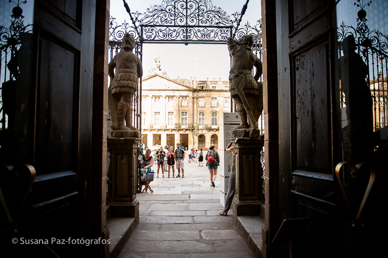 Peregrinos de Boda en Santiago de Compostela. Fotos de la llegada a Santiago como peregrinos de María y Andrew unos días antes de su boda en la Corticela de la Catedral de Santiago.